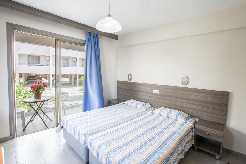 Merab Napa Suites 아이아 나파 외부 사진