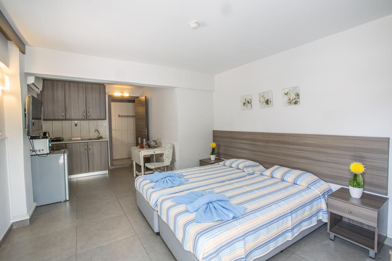 Merab Napa Suites 아이아 나파 외부 사진